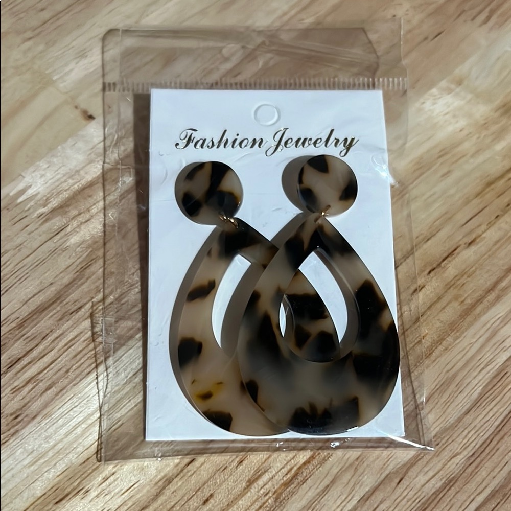 NWT Fashion Jewelry Tortoise Shell Dangle Statement Earrings